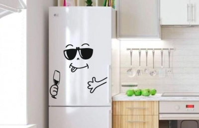 Наклейка на холодильник "Винишко и очки"